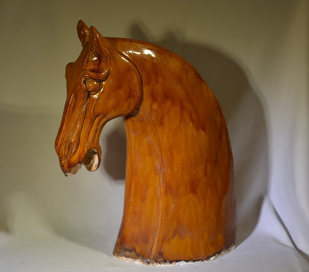 Tête de cheval en terre cuite émaillée. Copie de Style Tang .  Années 60.
