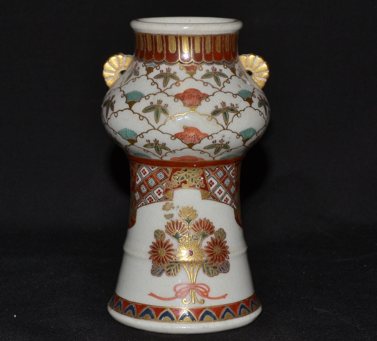 Vase en faïence de Satsuma. Japon Période Meiji vers 1900.