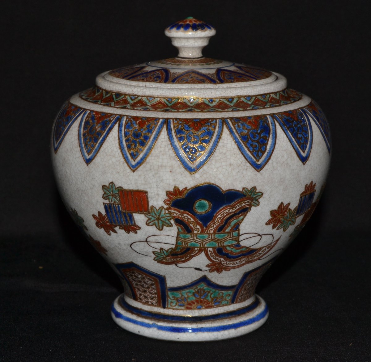 Vase couvert en faïence de Satsuma. Japon période Meiji. Signé.-photo-3