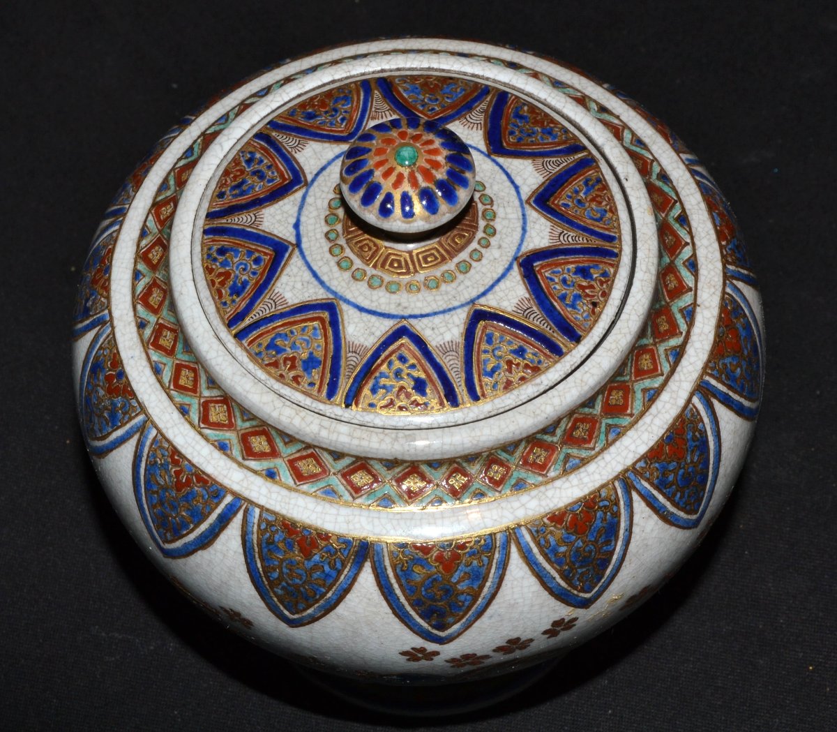 Vase couvert en faïence de Satsuma. Japon période Meiji. Signé.-photo-2