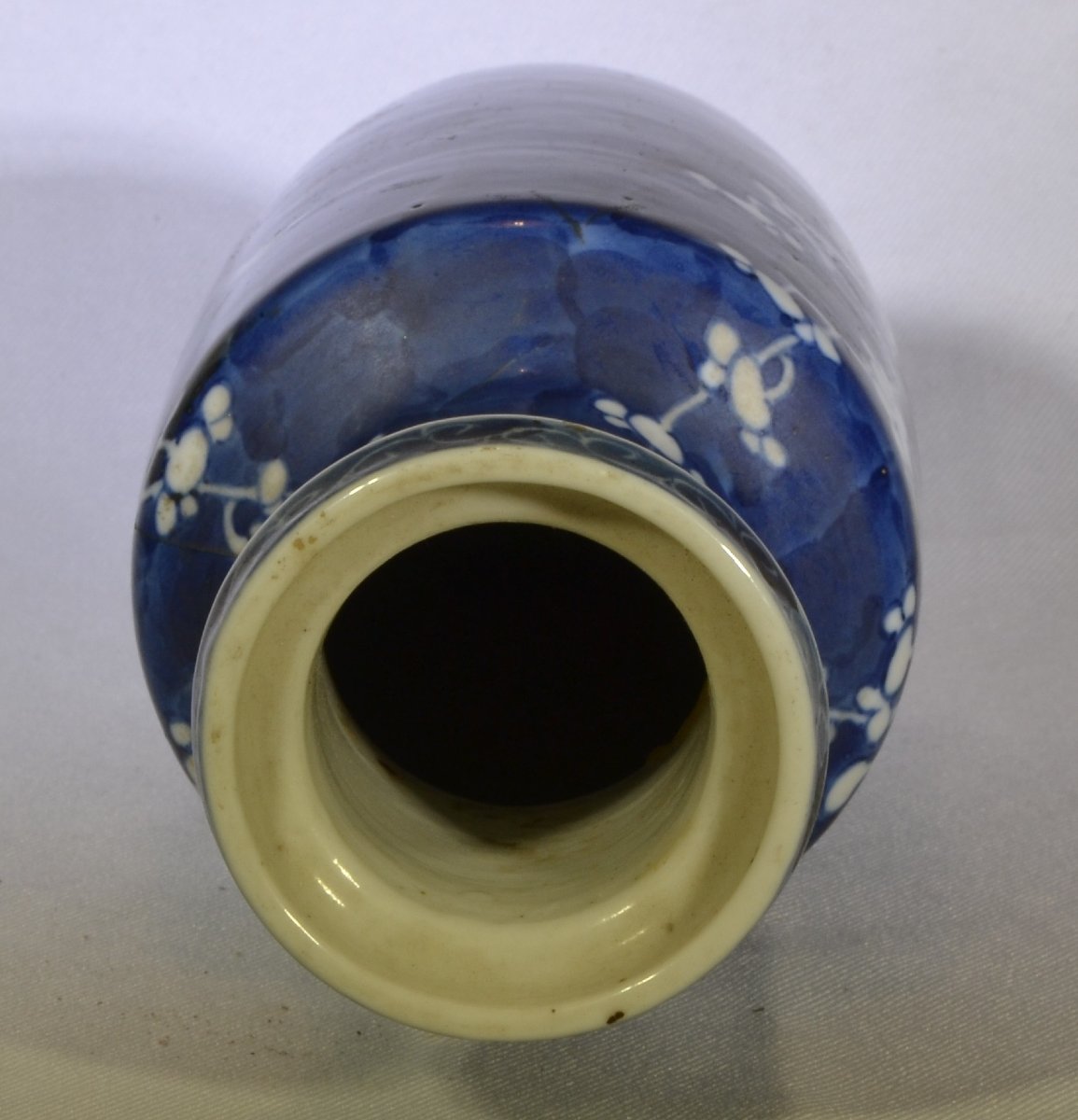 Vase en porcelaine de chine, décor de prunus en bleu de cobalt .Dynastie Qing. -photo-1