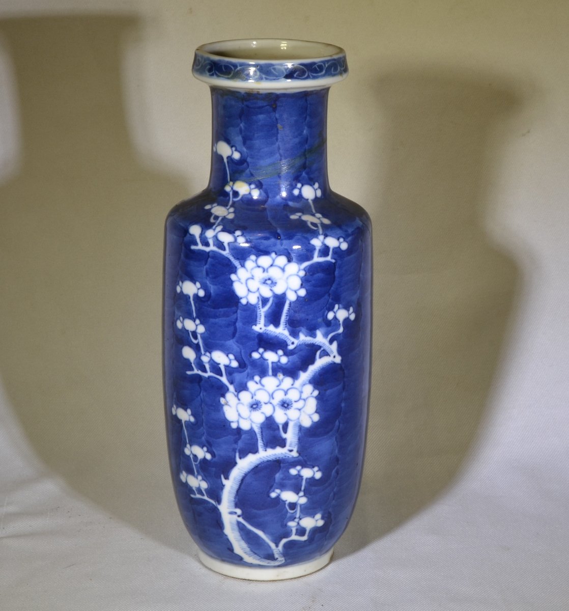 Vase en porcelaine de chine, décor de prunus en bleu de cobalt .Dynastie Qing. -photo-3