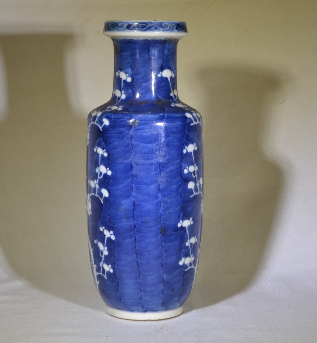Vase en porcelaine de chine, décor de prunus en bleu de cobalt .Dynastie Qing. -photo-4