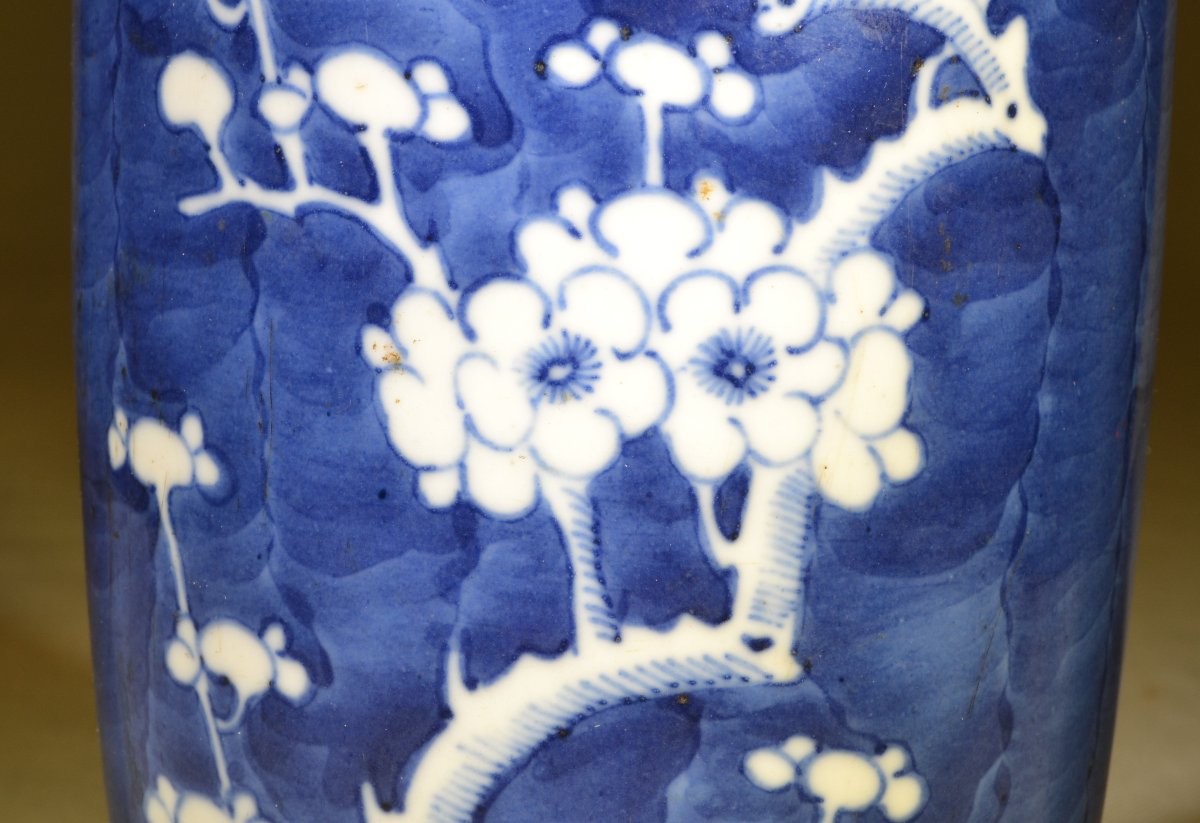 Vase en porcelaine de chine, décor de prunus en bleu de cobalt .Dynastie Qing. -photo-8