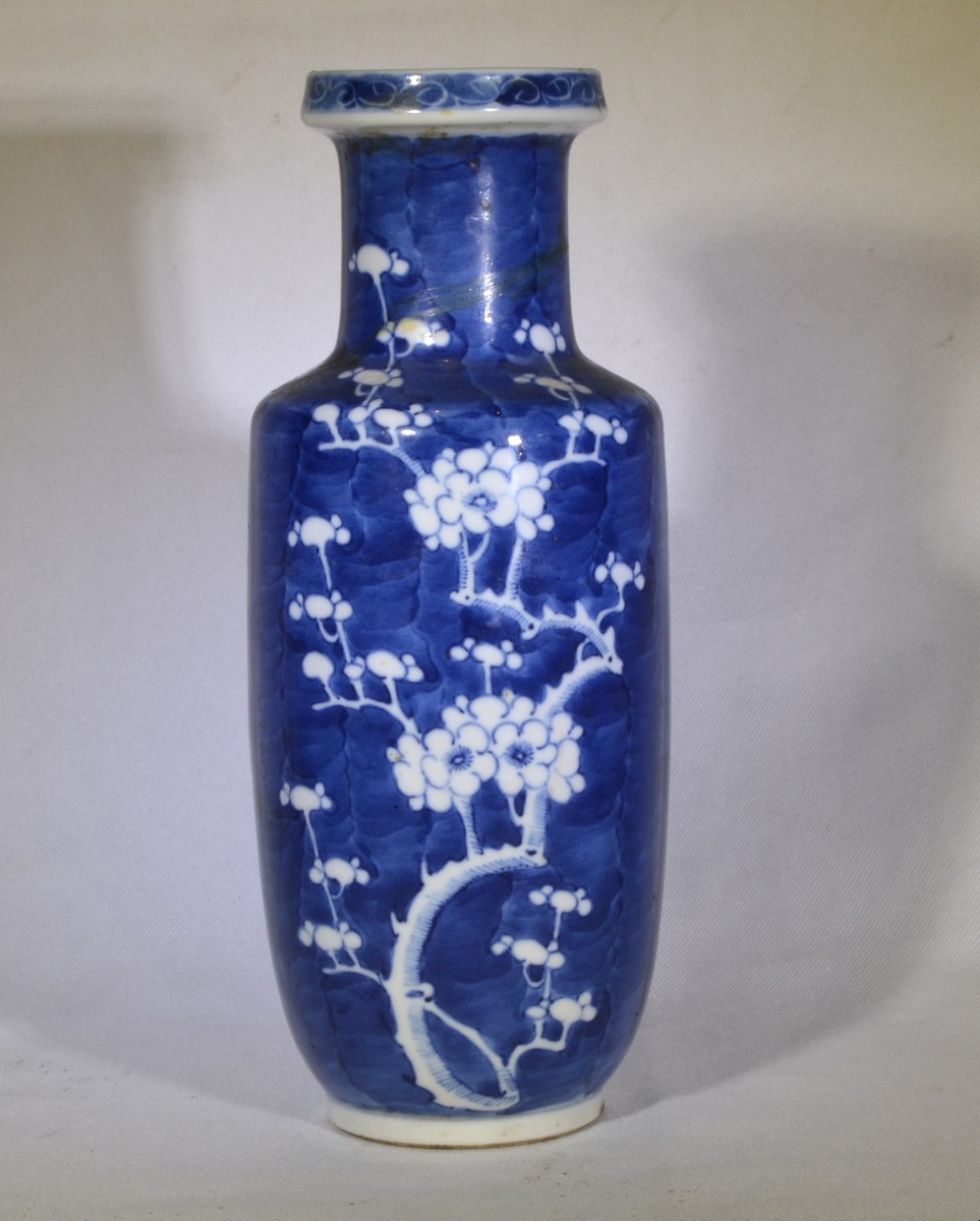 Vase en porcelaine de chine, décor de prunus en bleu de cobalt .Dynastie Qing. 