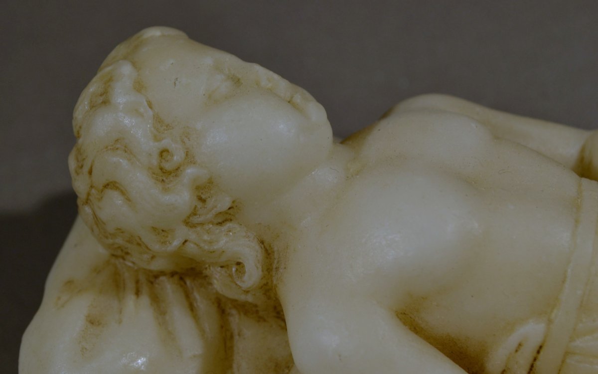 Putti endormi tenant un masque de Silène, sculpté en Albâtre. Europe 19° siècle. -photo-3