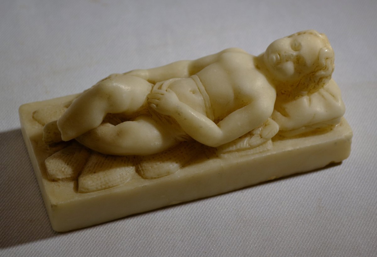 Putti endormi tenant un masque de Silène, sculpté en Albâtre. Europe 19° siècle. -photo-4