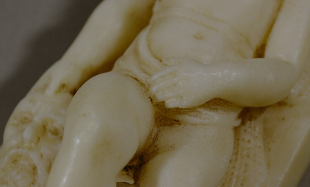 Putti endormi tenant un masque de Silène, sculpté en Albâtre. Europe 19° siècle. -photo-1