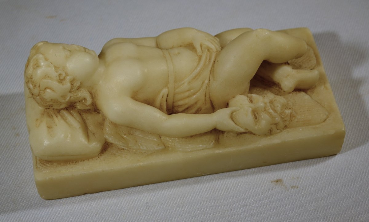 Putti endormi tenant un masque de Silène, sculpté en Albâtre. Europe 19° siècle. -photo-2