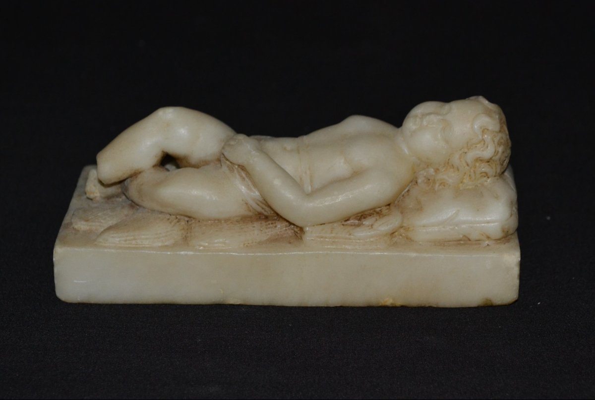 Putti endormi tenant un masque de Silène, sculpté en Albâtre. Europe 19° siècle. -photo-3