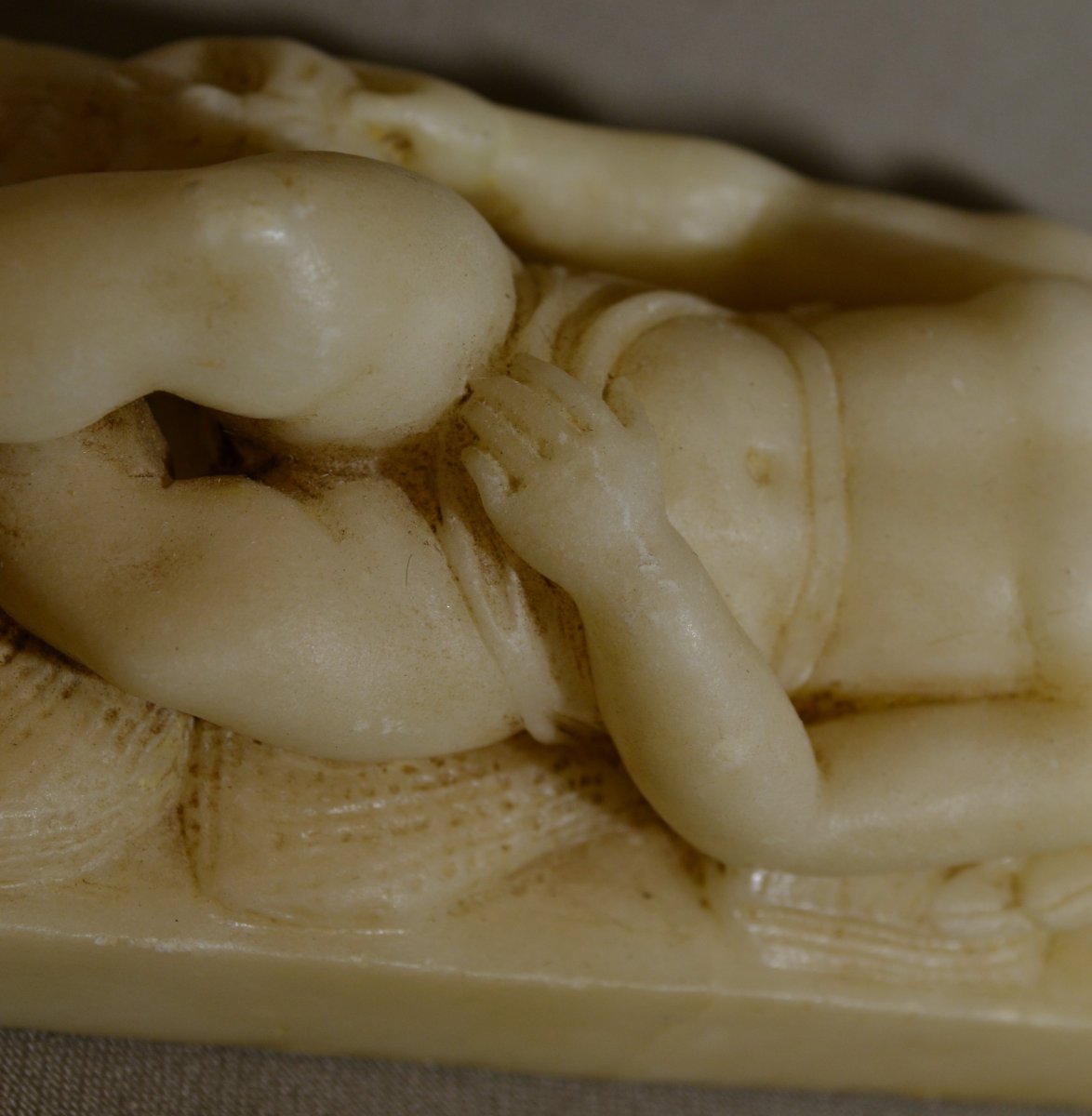 Putti endormi tenant un masque de Silène, sculpté en Albâtre. Europe 19° siècle. -photo-4