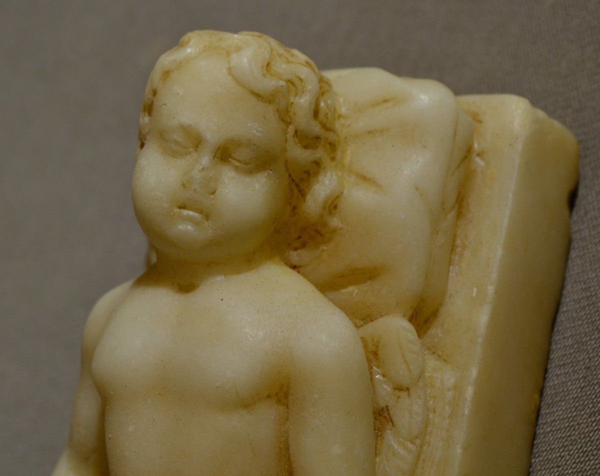 Putti endormi tenant un masque de Silène, sculpté en Albâtre. Europe 19° siècle. -photo-6