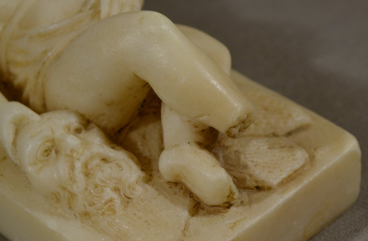 Putti endormi tenant un masque de Silène, sculpté en Albâtre. Europe 19° siècle. -photo-7