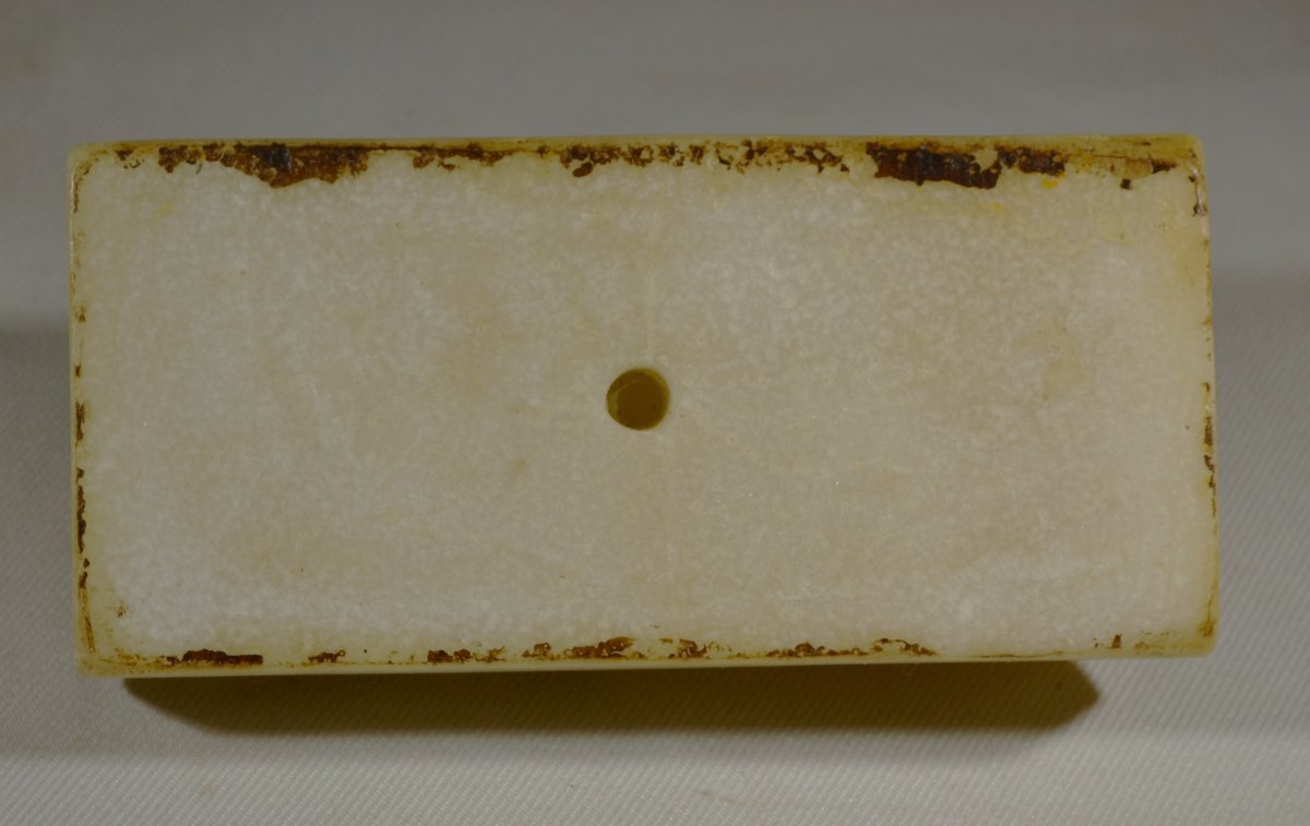 Putti endormi tenant un masque de Silène, sculpté en Albâtre. Europe 19° siècle. -photo-8