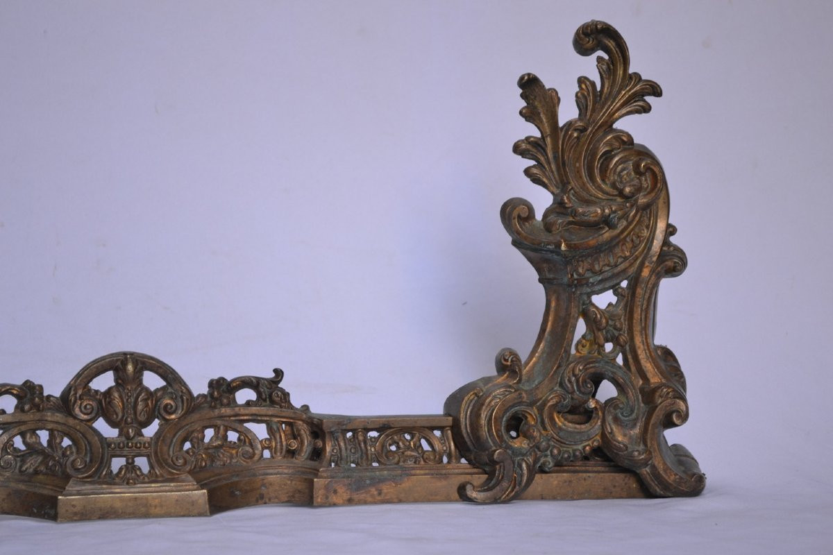 Paire de chenets en bronze doré, barre réglable. Style Rocaille. Epoque 19° siècle.  -photo-5