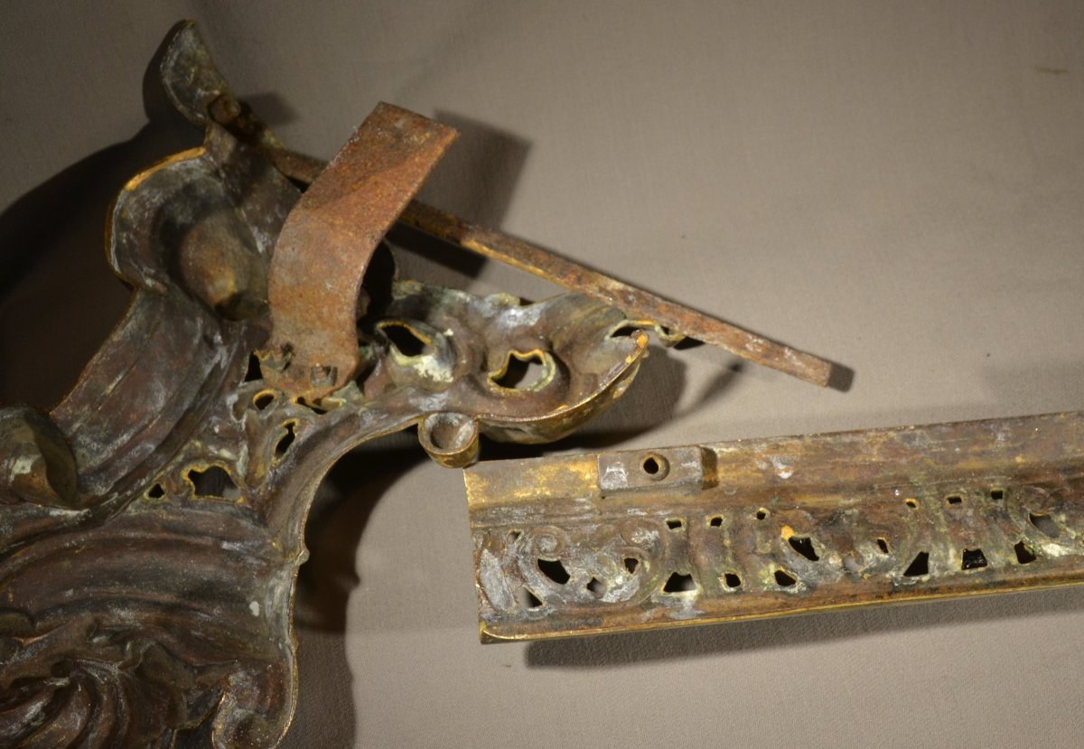 Paire de chenets en bronze doré, barre réglable. Style Rocaille. Epoque 19° siècle.  -photo-8