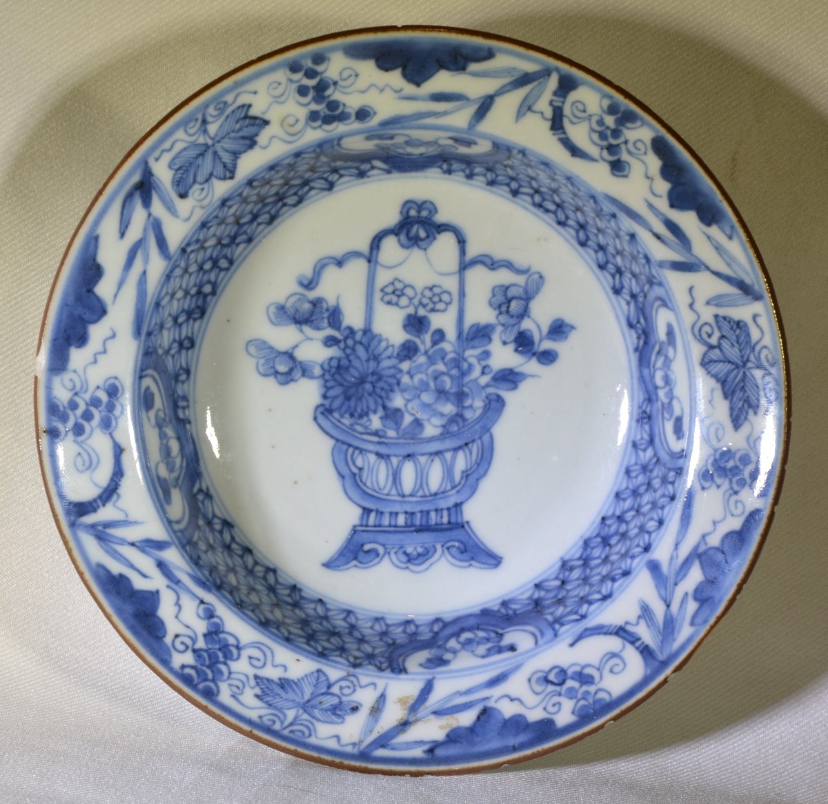 Plat en porcelaine de chine, décor en bleu et blanc. Début du 18° siècle, règne de Kang-hi.  -photo-2