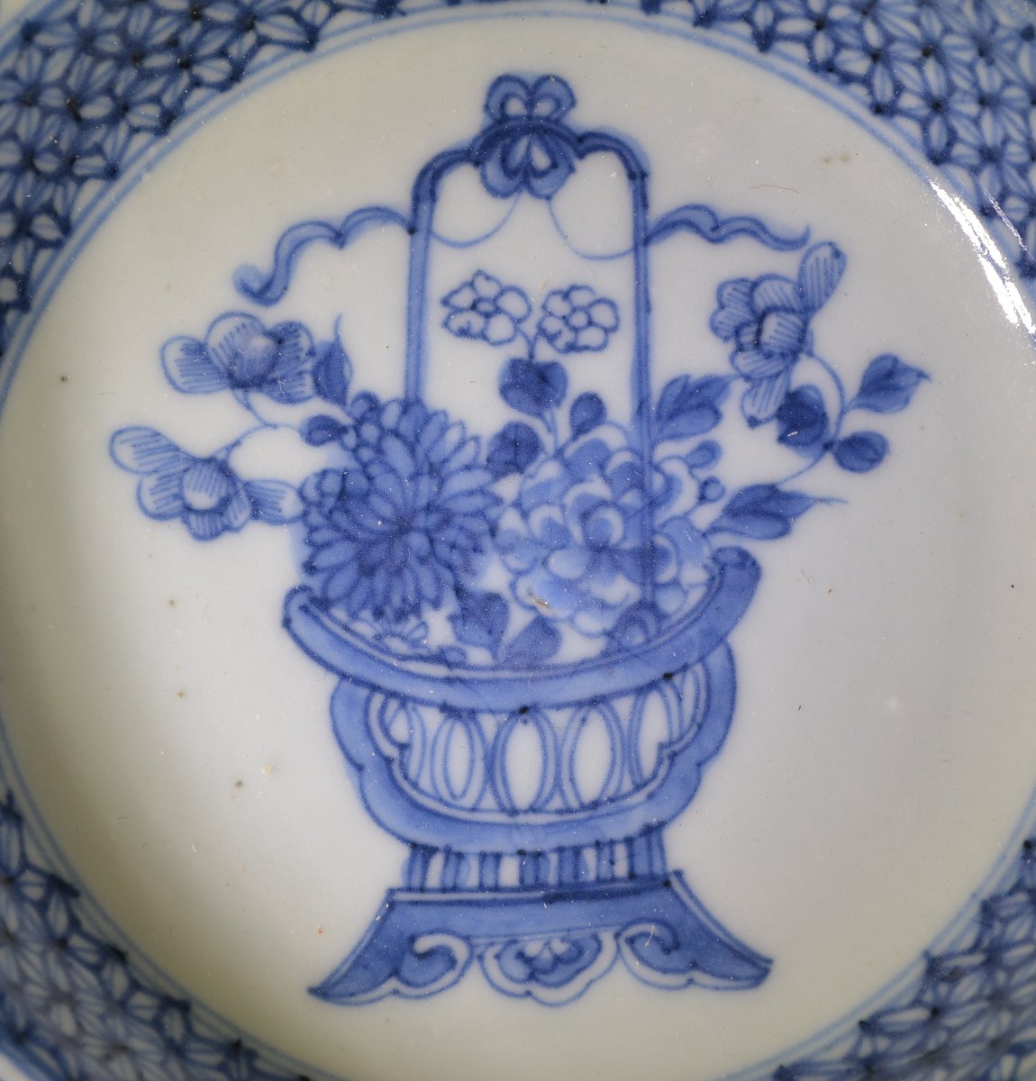 Plat en porcelaine de chine, décor en bleu et blanc. Début du 18° siècle, règne de Kang-hi.  -photo-3