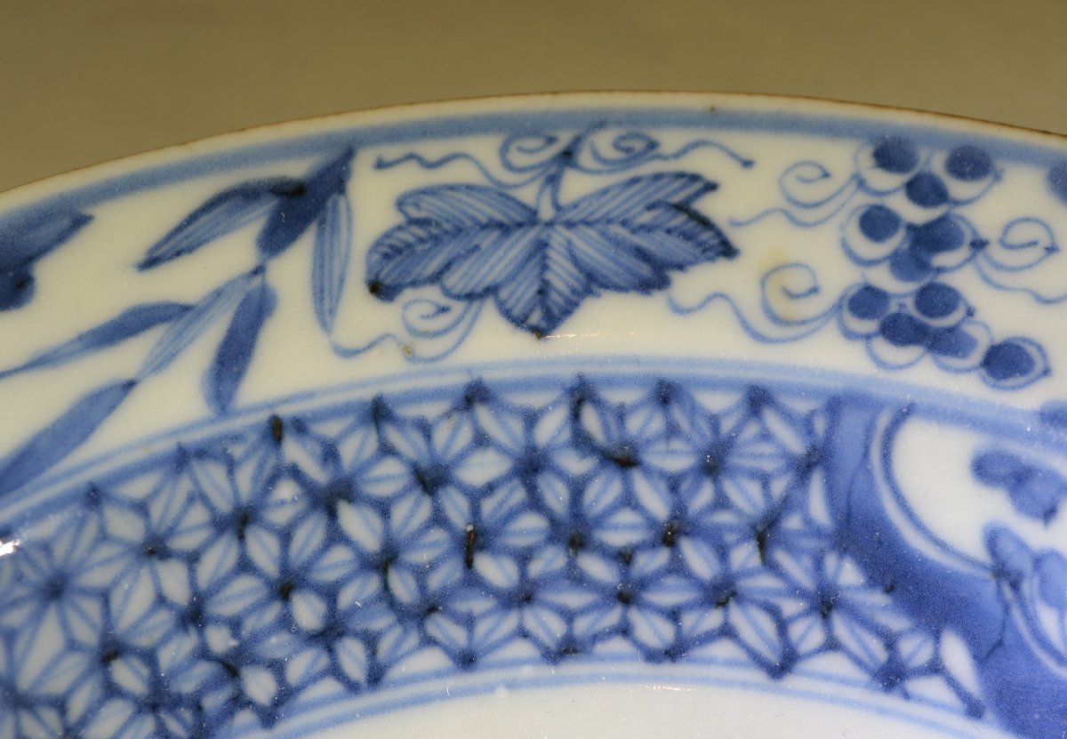 Plat en porcelaine de chine, décor en bleu et blanc. Début du 18° siècle, règne de Kang-hi.  -photo-4