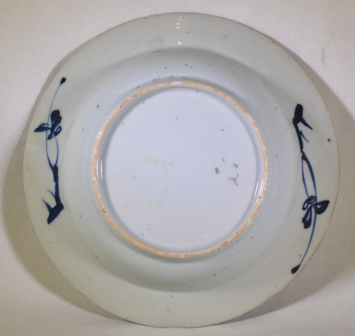 Plat en porcelaine de chine, décor en bleu et blanc. Début du 18° siècle, règne de Kang-hi.  -photo-1