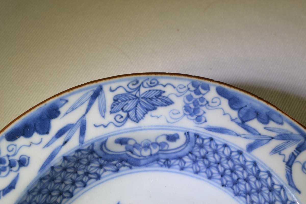 Plat en porcelaine de chine, décor en bleu et blanc. Début du 18° siècle, règne de Kang-hi.  -photo-2