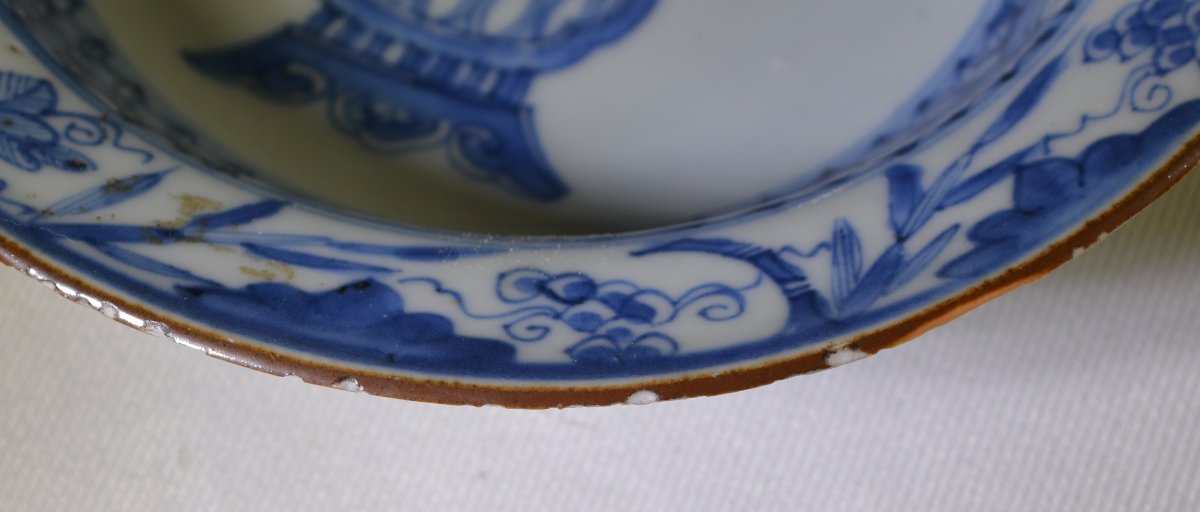 Plat en porcelaine de chine, décor en bleu et blanc. Début du 18° siècle, règne de Kang-hi.  -photo-5