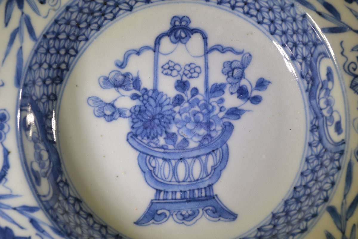 Plat en porcelaine de chine, décor en bleu et blanc. Début du 18° siècle, règne de Kang-hi.  -photo-6