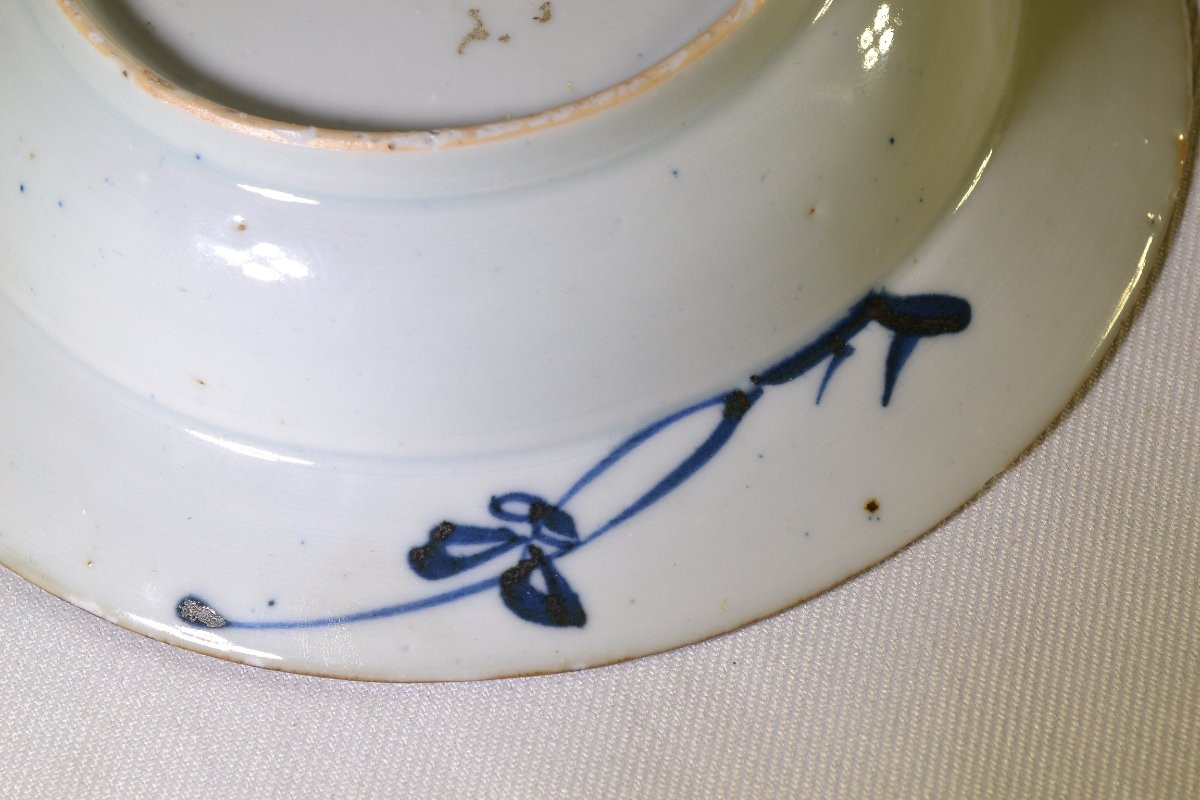 Plat en porcelaine de chine, décor en bleu et blanc. Début du 18° siècle, règne de Kang-hi.  -photo-7