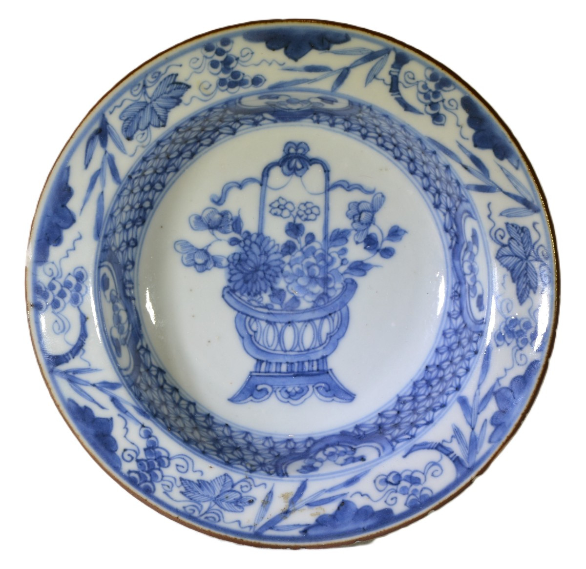 Plat en porcelaine de chine, décor en bleu et blanc. Début du 18° siècle, règne de Kang-hi.  