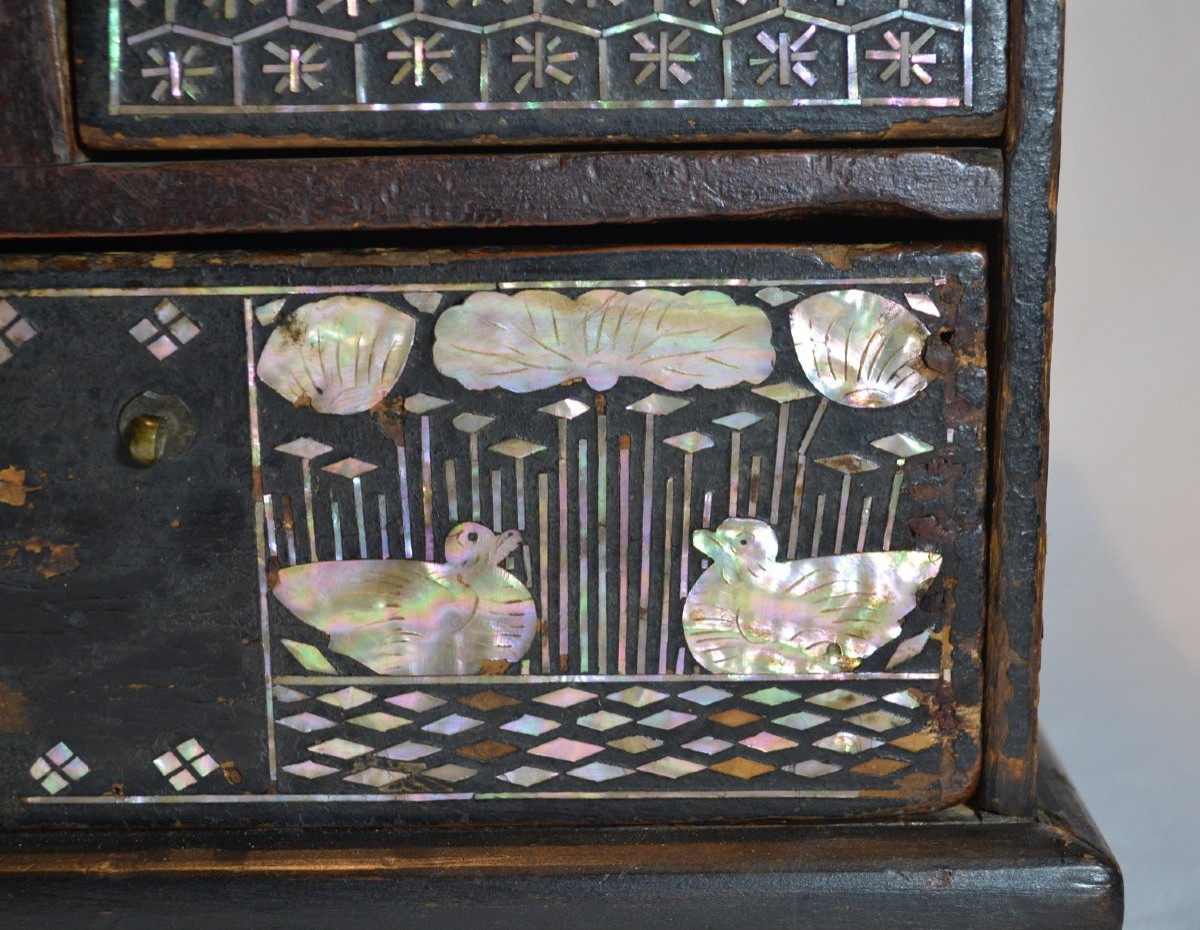 Cabinet en bois laqué et nacre noyée. Corée dynastie Choson. -photo-2