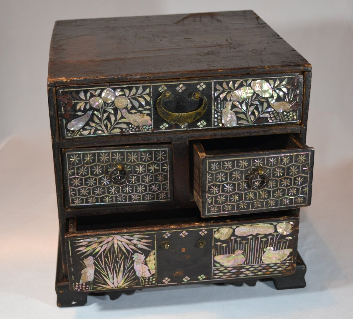 Cabinet en bois laqué et nacre noyée. Corée dynastie Choson. -photo-3
