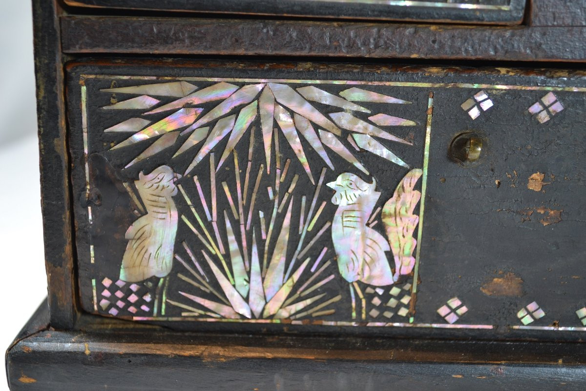 Cabinet en bois laqué et nacre noyée. Corée dynastie Choson. -photo-4