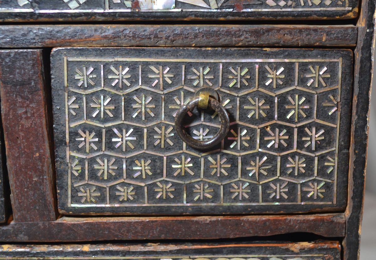 Cabinet en bois laqué et nacre noyée. Corée dynastie Choson. -photo-1