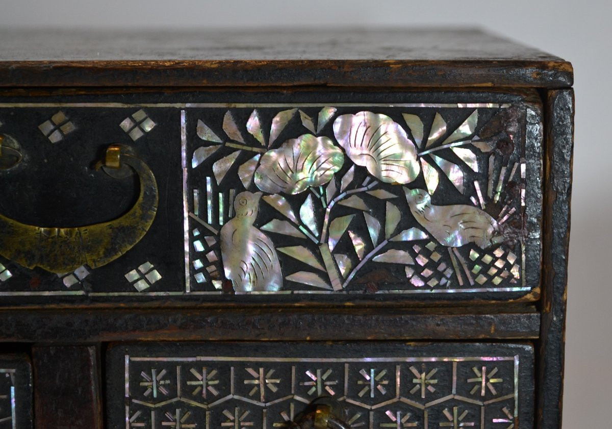 Cabinet en bois laqué et nacre noyée. Corée dynastie Choson. -photo-3