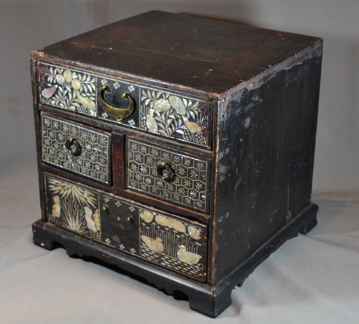Cabinet en bois laqué et nacre noyée. Corée dynastie Choson. -photo-4