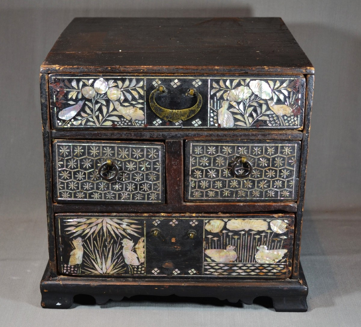 Cabinet en bois laqué et nacre noyée. Corée dynastie Choson. 