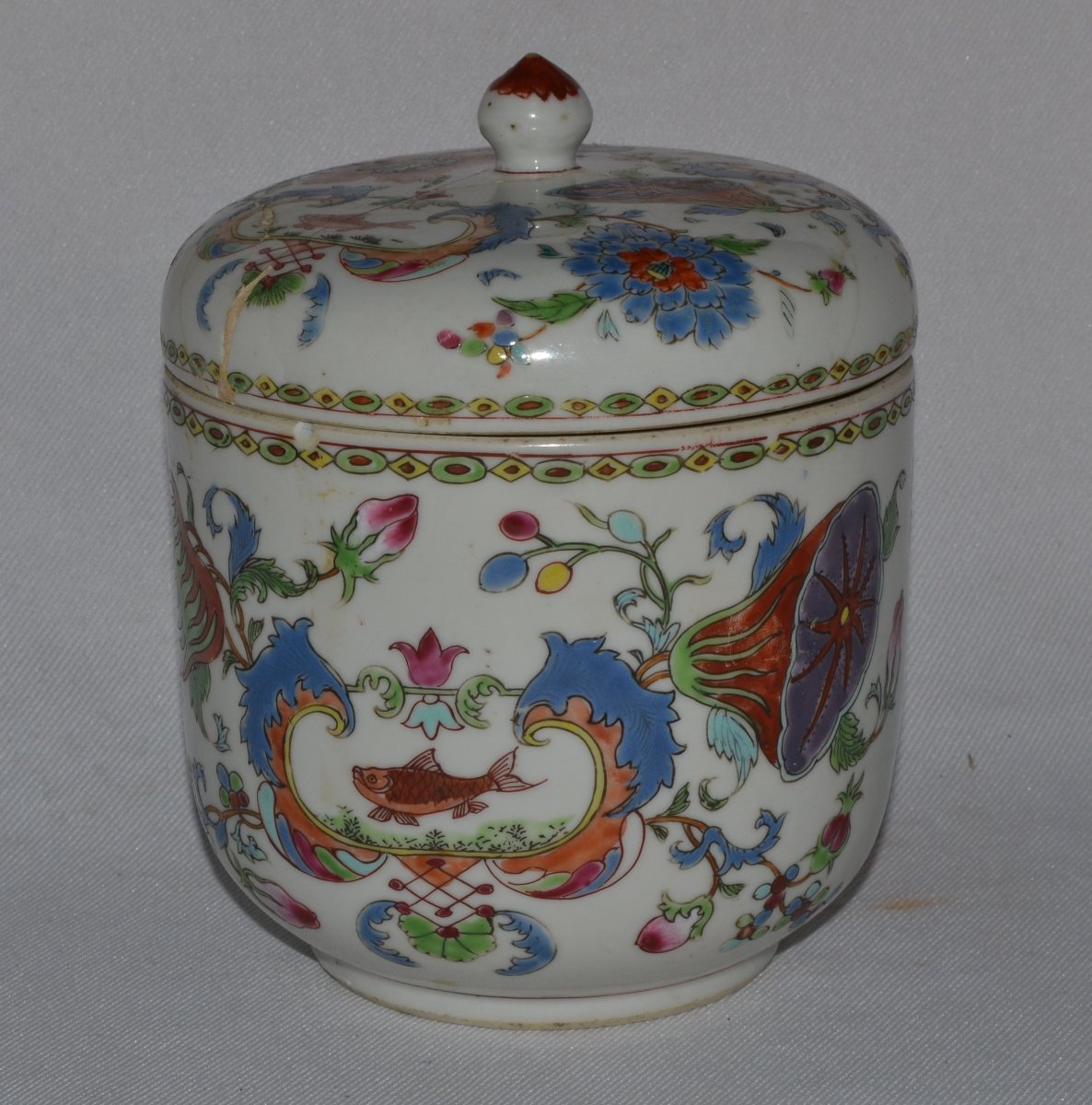 Chinese Porcelain Covered Pot. Pompadour Model. Early 18th Century.-photo-2