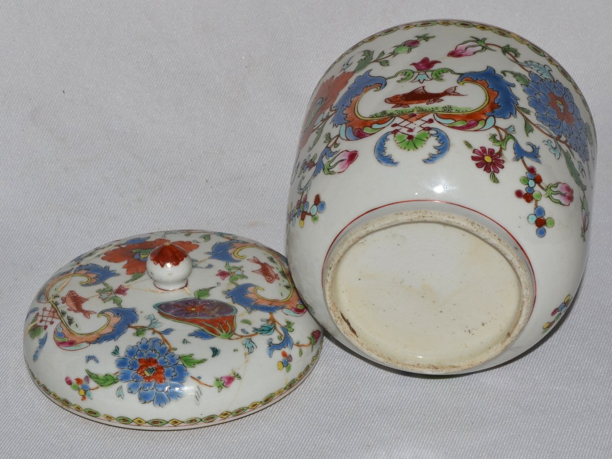 Chinese Porcelain Covered Pot. Pompadour Model. Early 18th Century.-photo-4