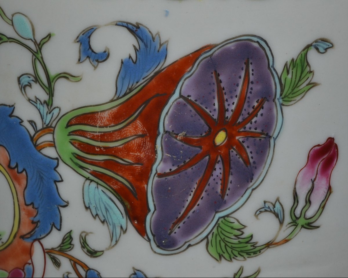 Chinese Porcelain Covered Pot. Pompadour Model. Early 18th Century.-photo-2