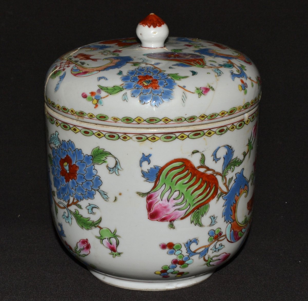 Chinese Porcelain Covered Pot. Pompadour Model. Early 18th Century.-photo-3