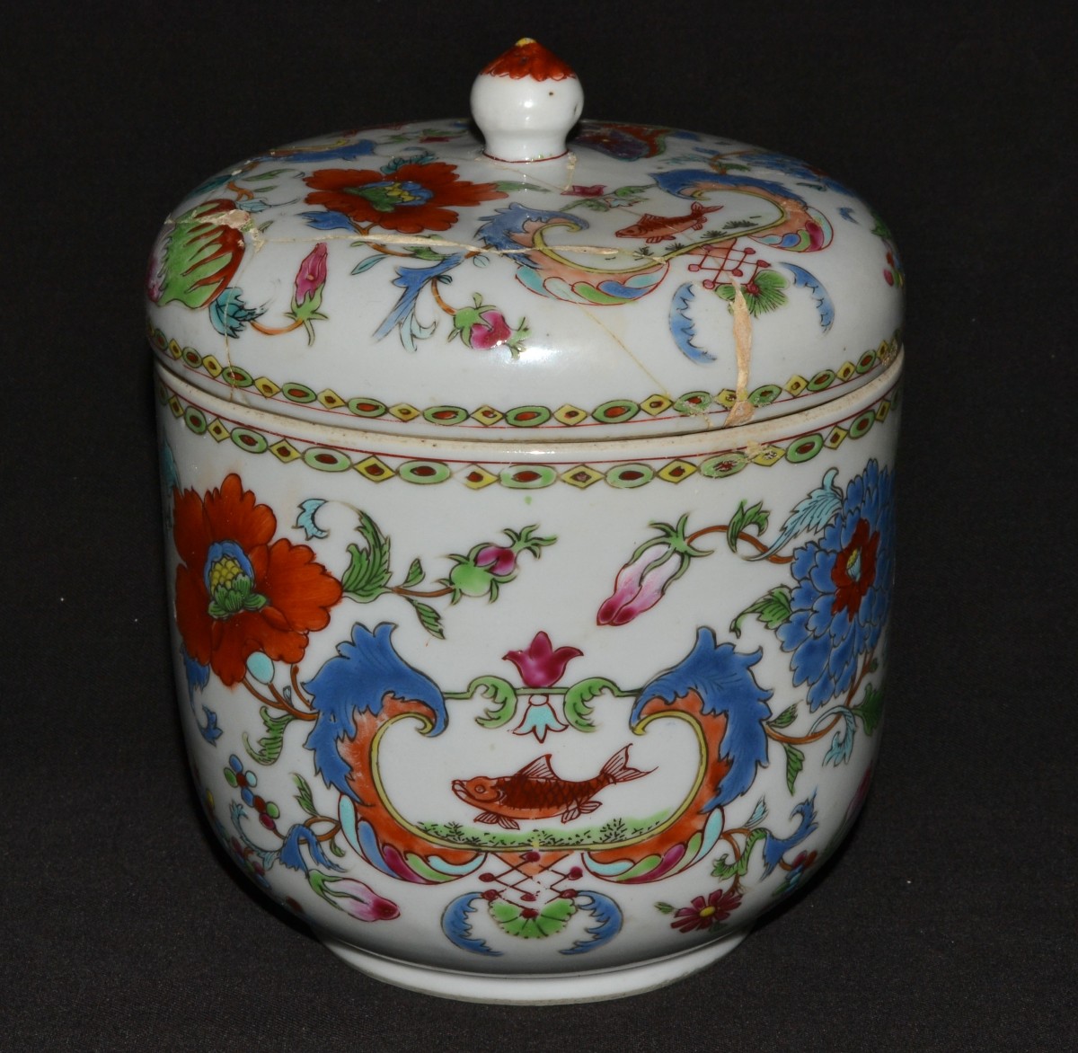 Chinese Porcelain Covered Pot. Pompadour Model. Early 18th Century.