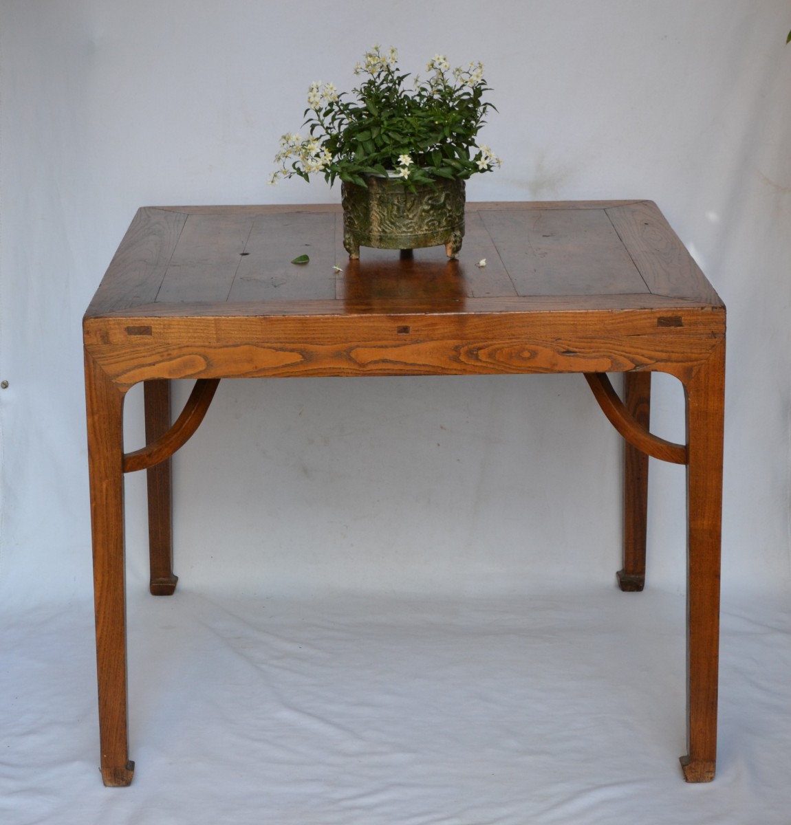 Table  chinoise de lettré  en  orme (Jumu). Chine période Ming 17°siècle. 