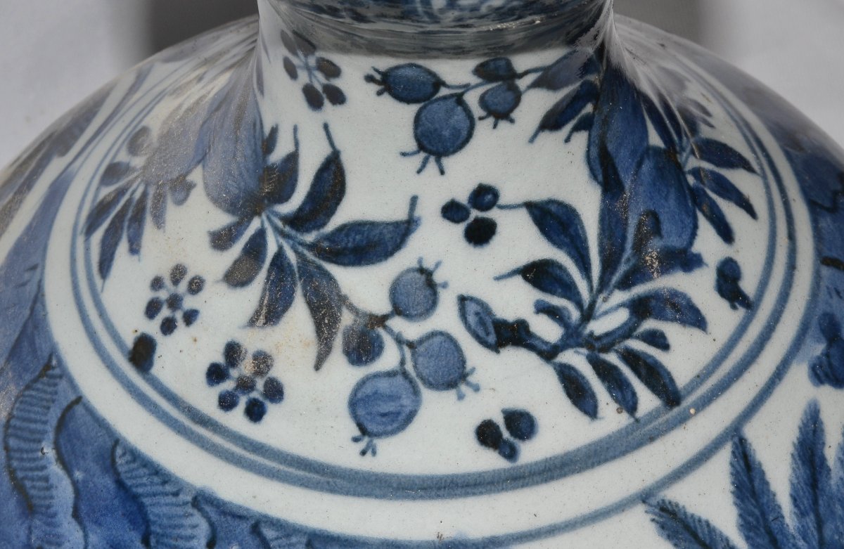 Vase en porcelaine. Décor en bleu de cobalt. Japon 17° siècle. -photo-6