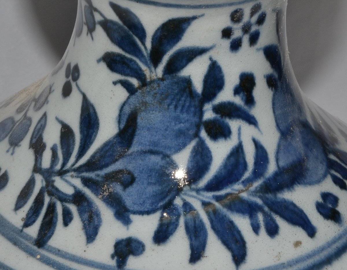 Vase en porcelaine. Décor en bleu de cobalt. Japon 17° siècle. -photo-8