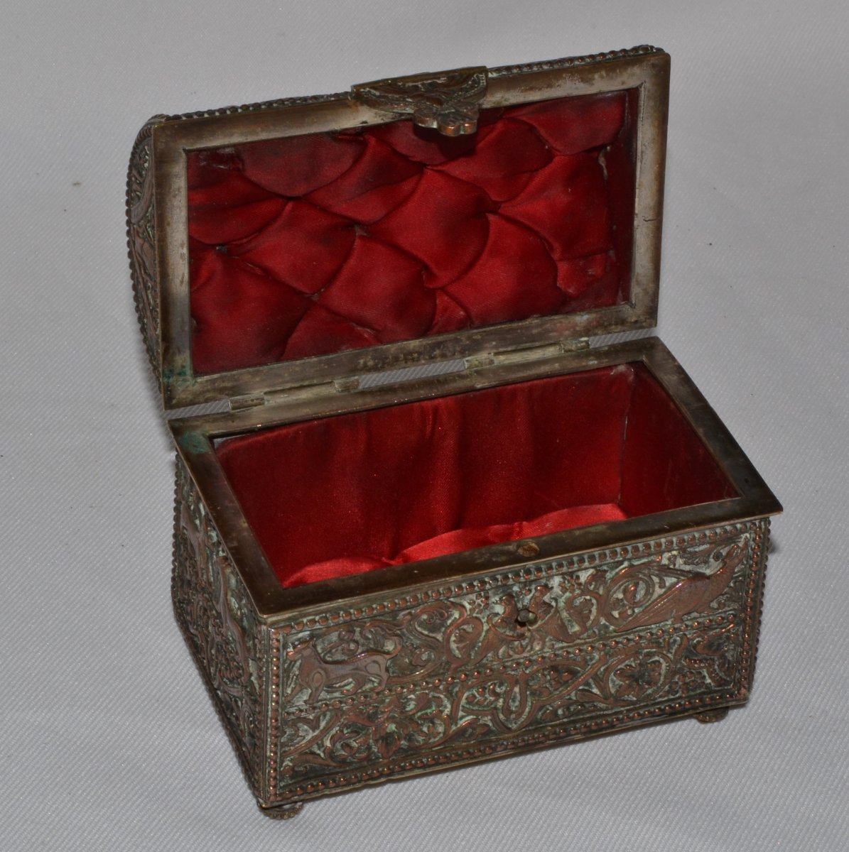 Coffret  médiéval à bijoux en métal argenté. France 19° siècle. -photo-3