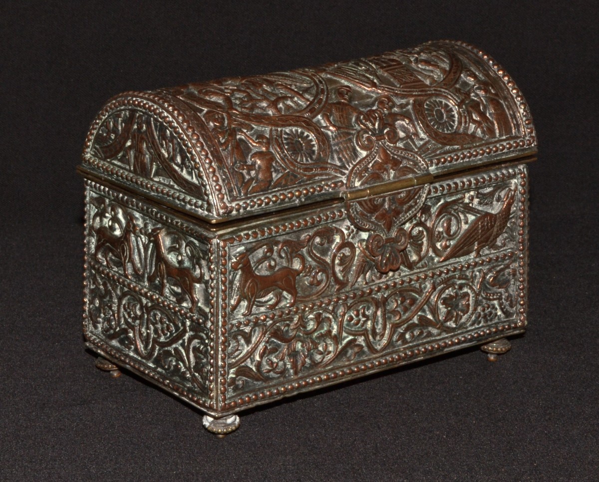 Coffret  médiéval à bijoux en métal argenté. France 19° siècle. 