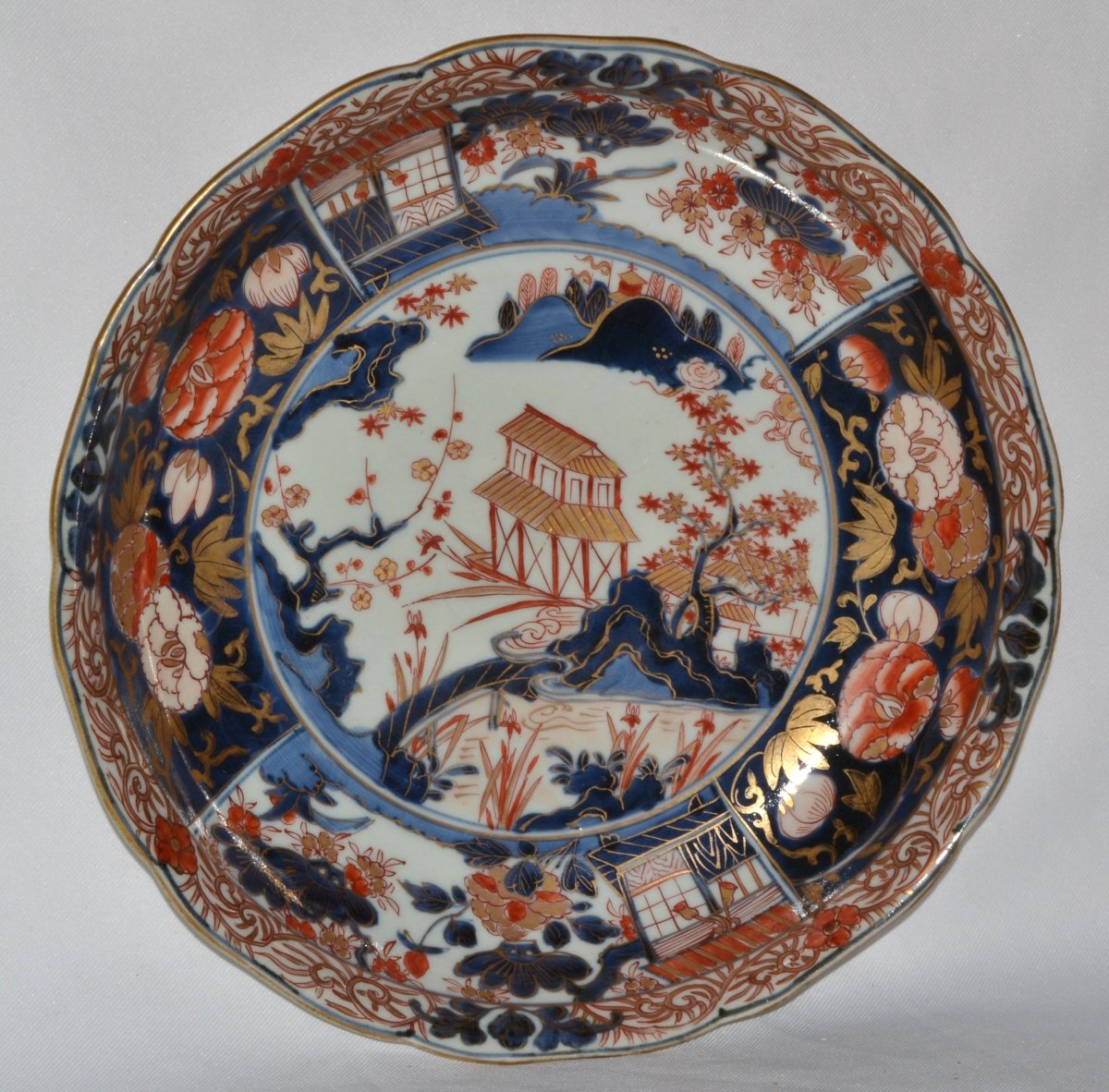 Plat en porcelaine de style Imari. Japon, Arita fin 17°siècle. -photo-2