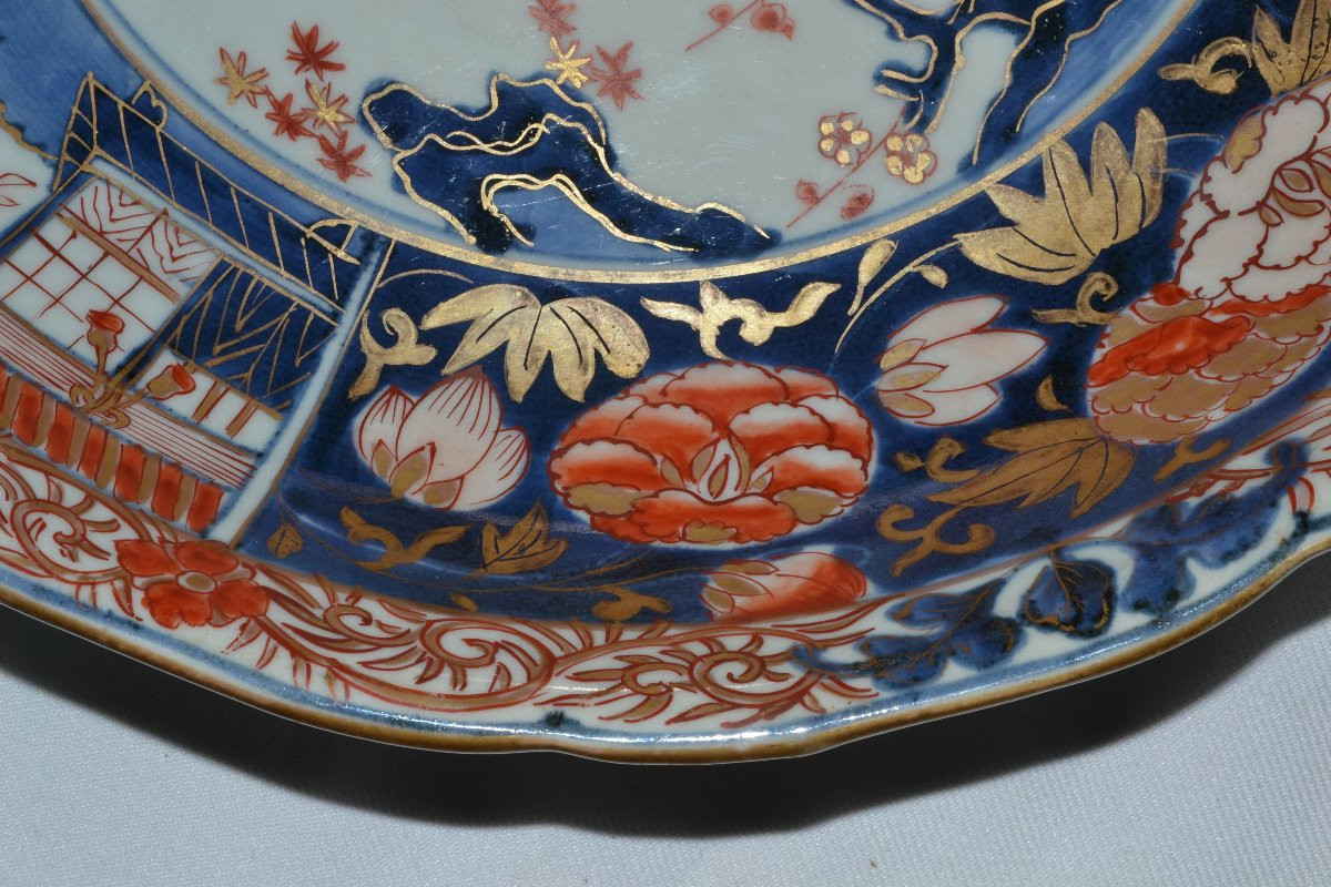 Plat en porcelaine de style Imari. Japon, Arita fin 17°siècle. -photo-3