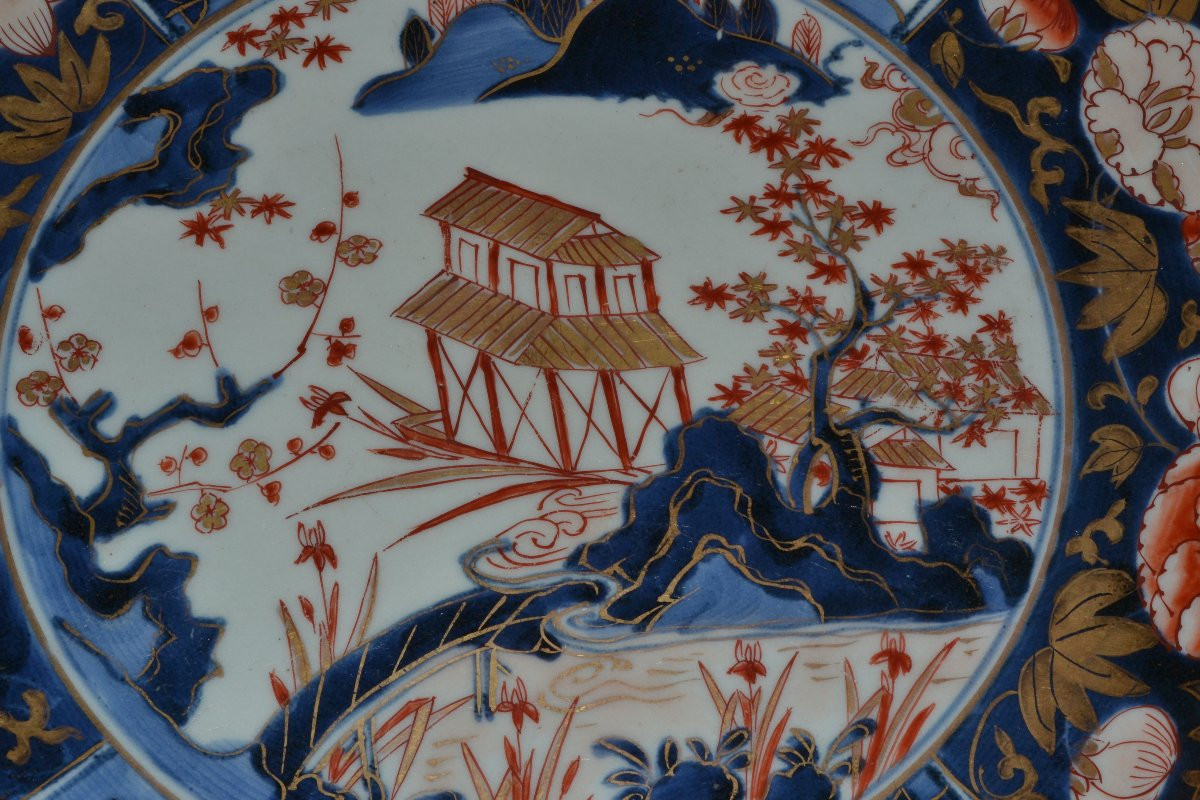 Plat en porcelaine de style Imari. Japon, Arita fin 17°siècle. -photo-4