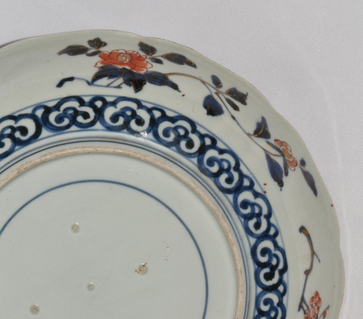 Plat en porcelaine de style Imari. Japon, Arita fin 17°siècle. -photo-3